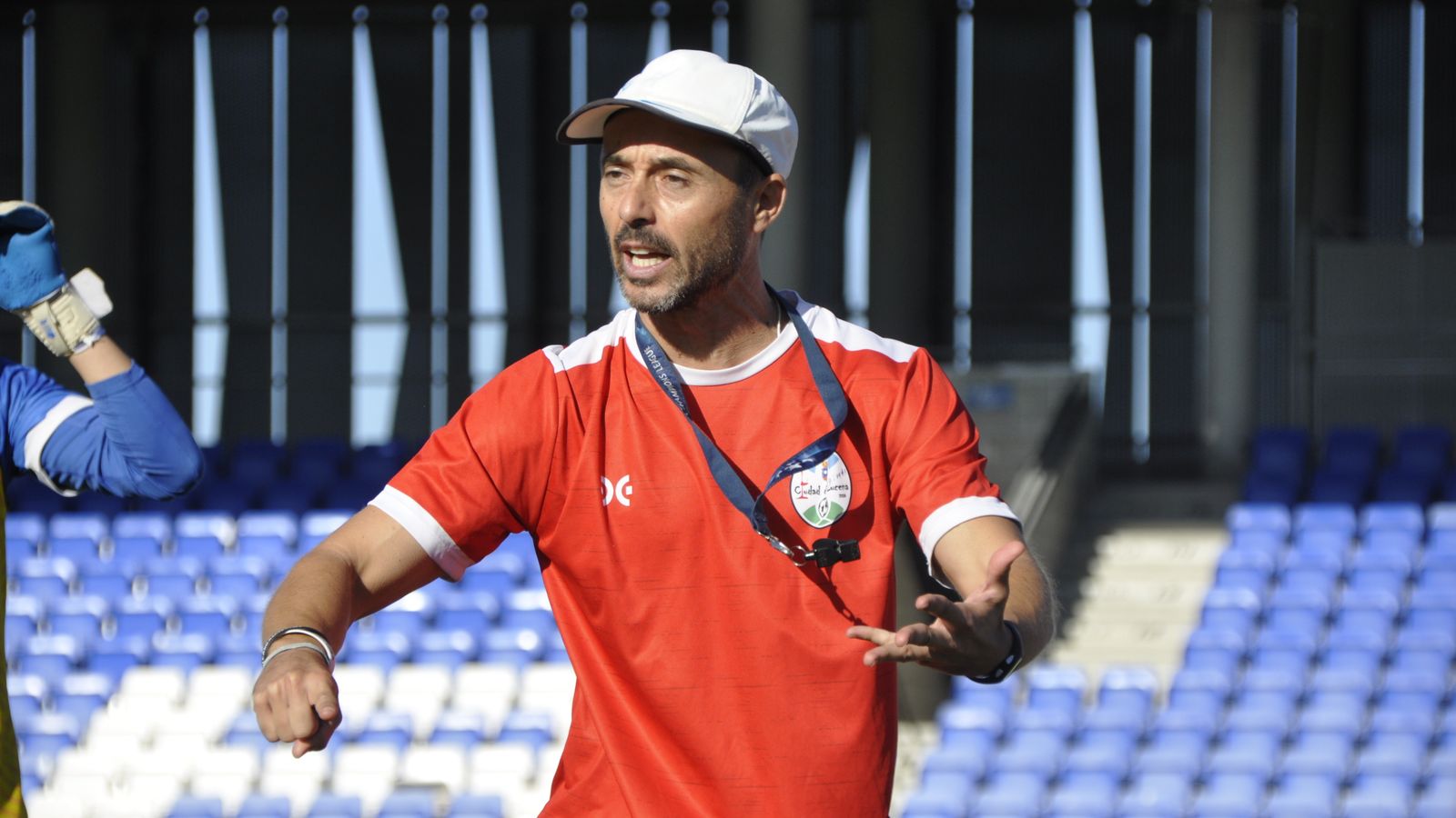 Dimas Carrasco hace indicaciones durante un entrenamiento.