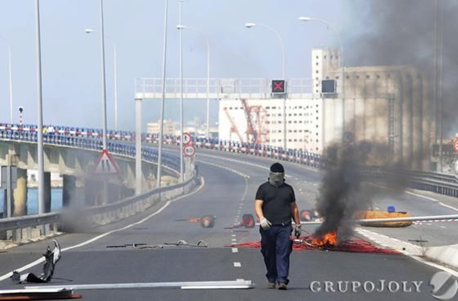 El Gobierno cifra en más de 100.000 euros los destrozos ocasionados en las protestas de los trabajadores de Navantia.

Foto: Borja Benjumeda