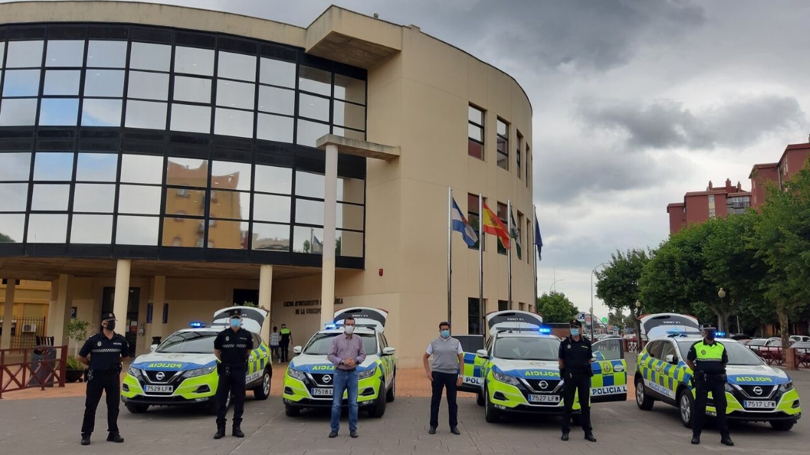 Franco, Piña y los responsables de la Policía Local, junto a los vehículos