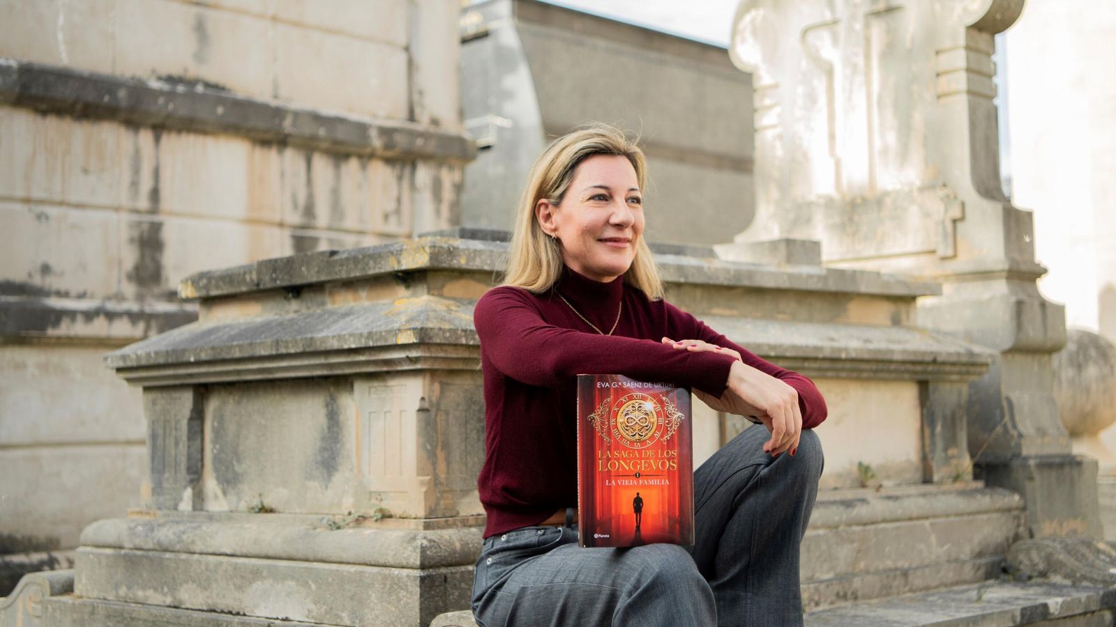 Eva García Sáenz de Urturi con el primer volumen de 'La saga de los longevos'.