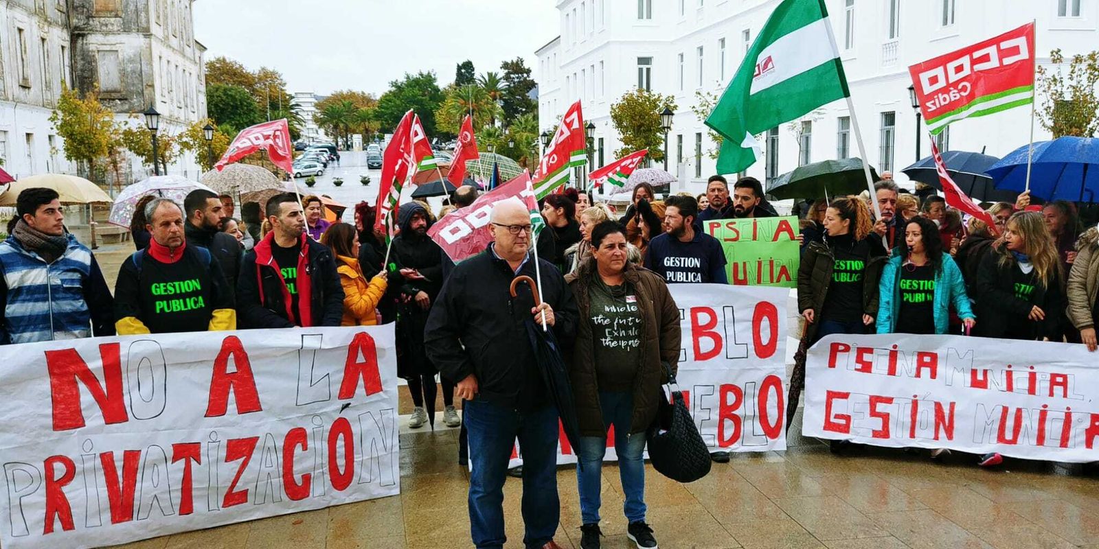 La plantilla de la piscina, el pasado jueves durante la huelga.