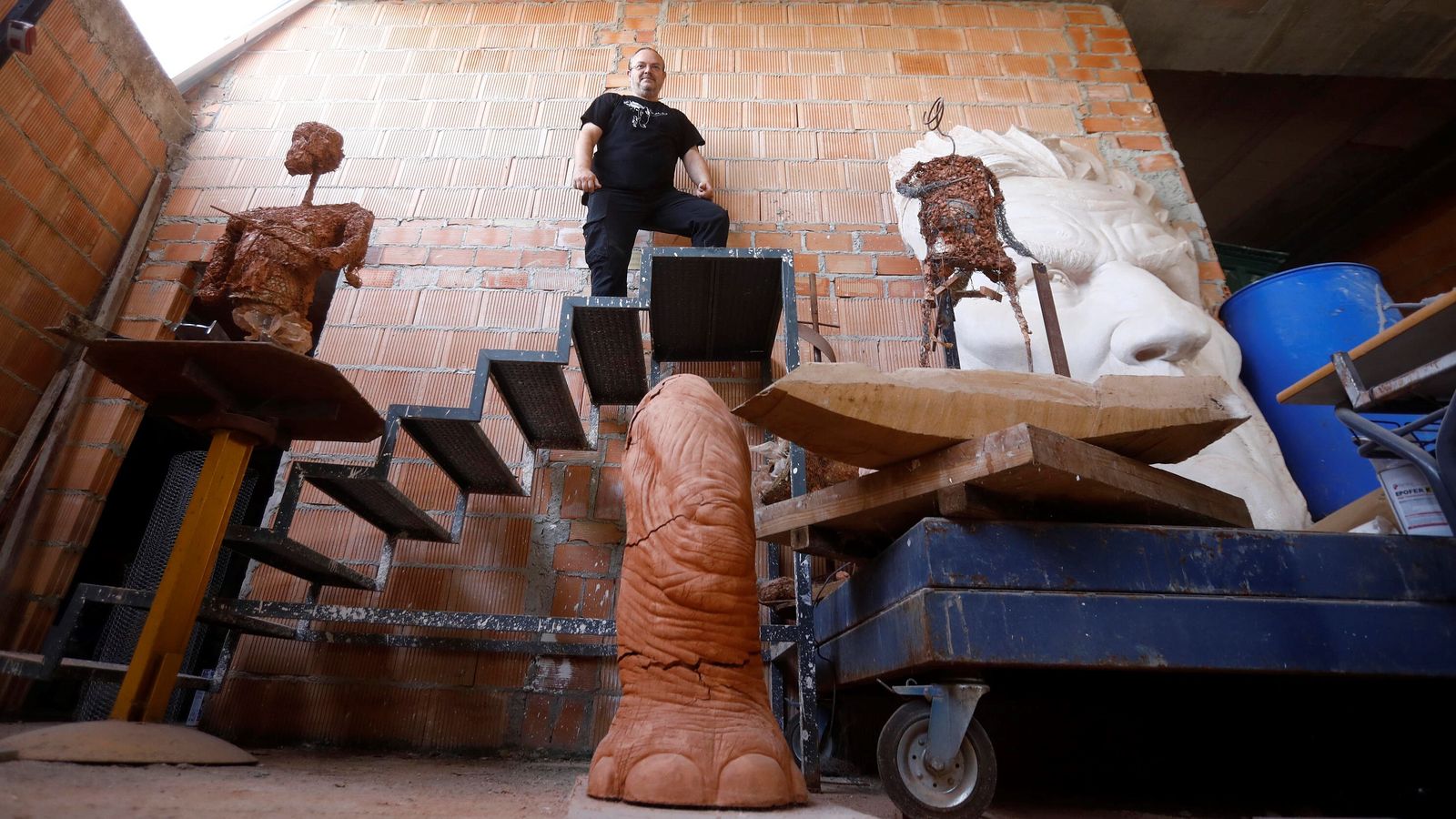 José María Serrano, junto a algunos de sus proyectos.