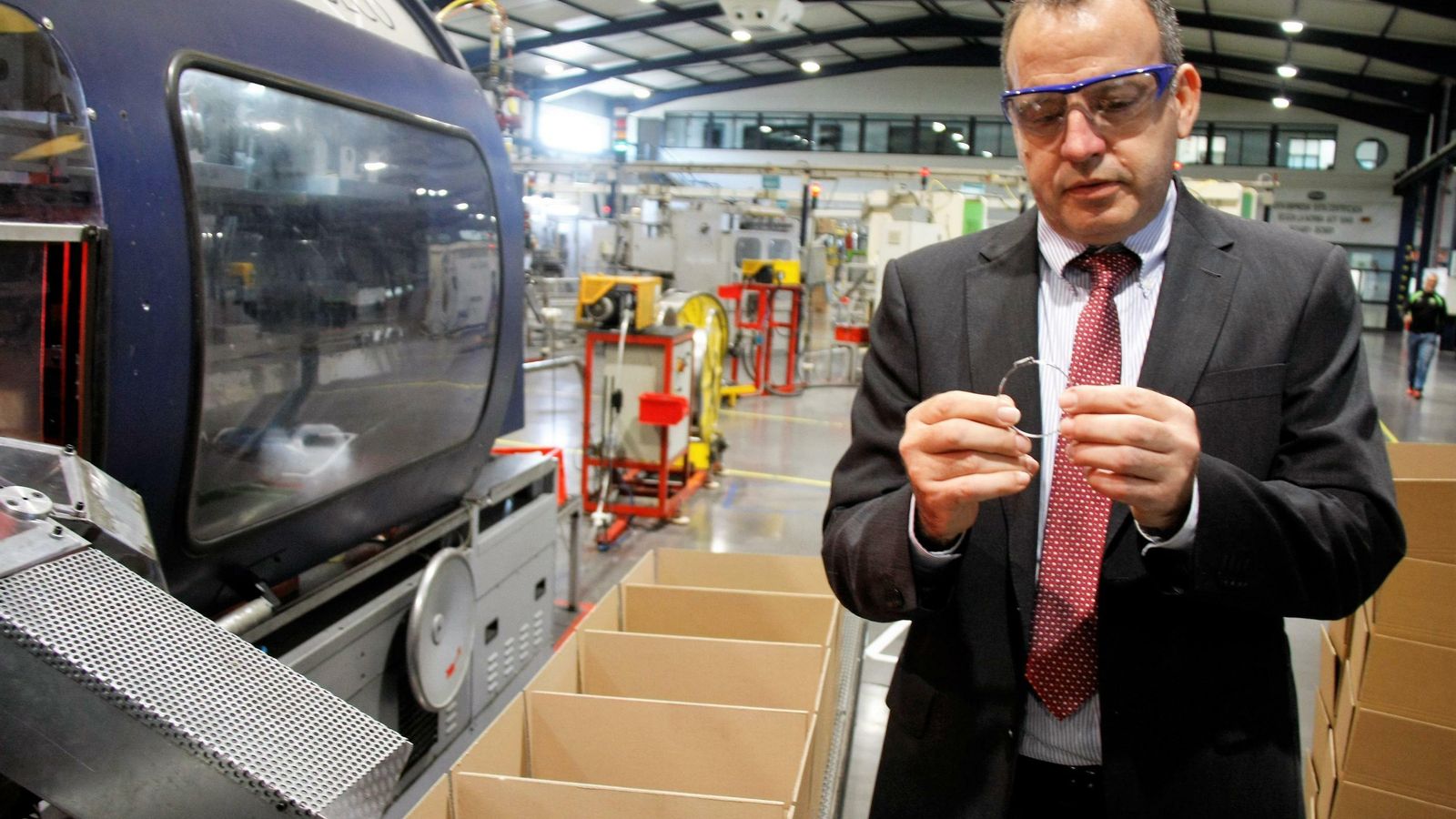 El responsable de la planta, José Fernando Plaza, sostiene una abrazadera producida en El Puerto.