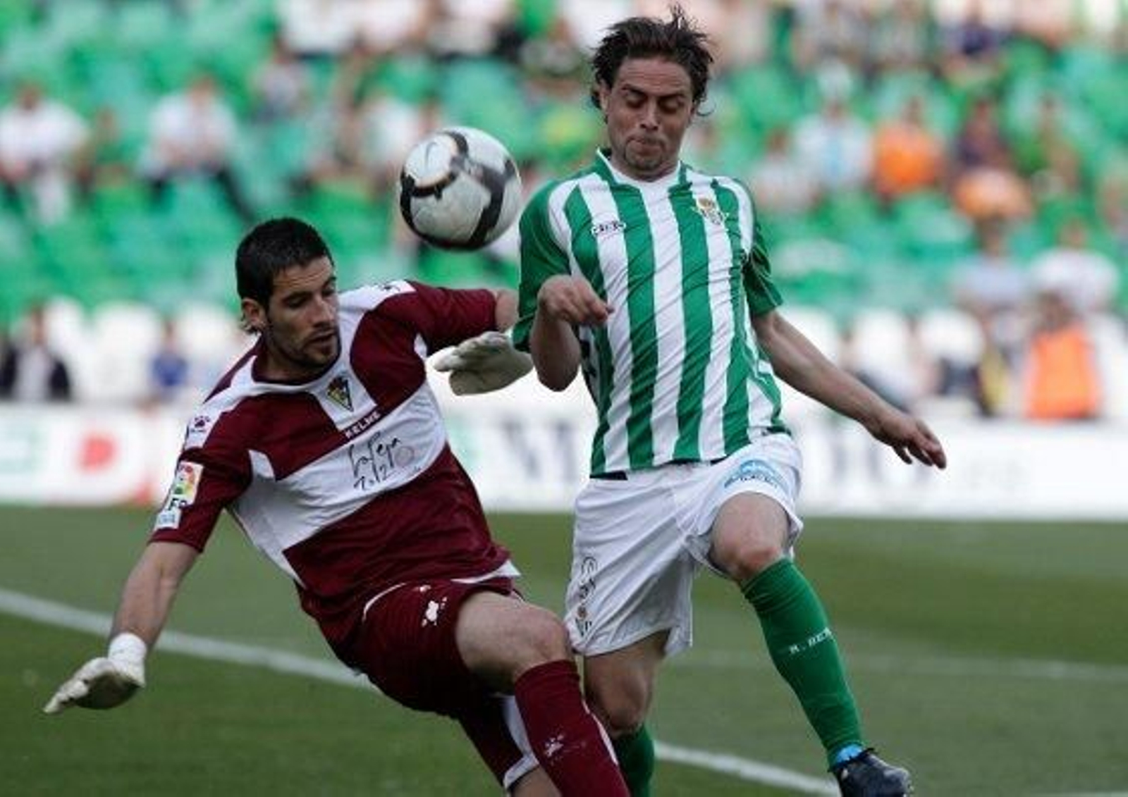 El Cádiz se complica sus opciones de salvar la categoría tras caer goleado en el Ruiz de Lopera por cuatro tantos a cero.

Foto: Antonio Pizarro