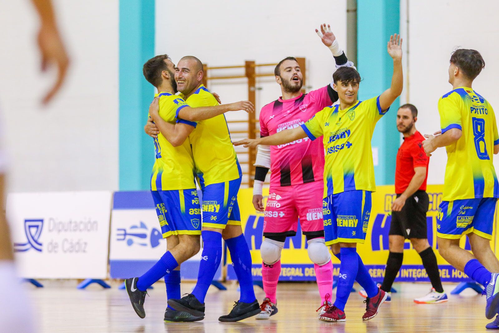Los jugadores del Cádiz Virgili celebran un gol.