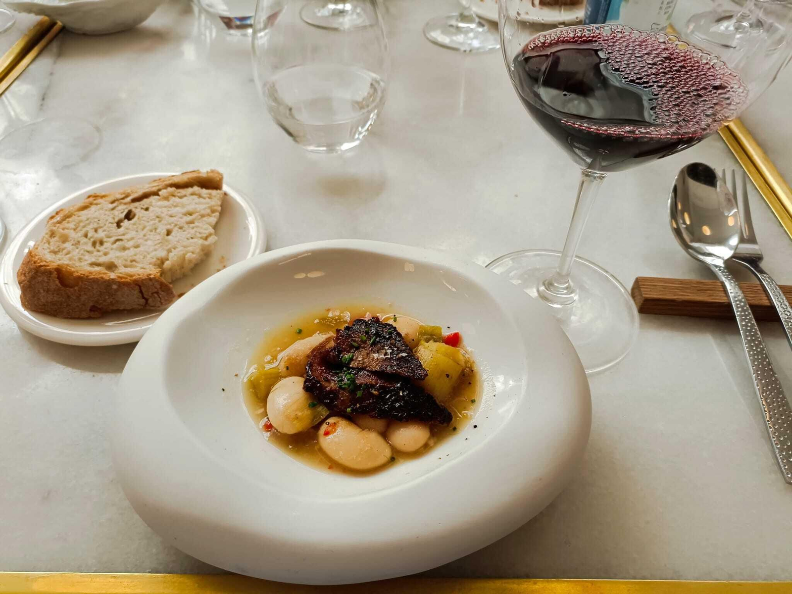 Las fabes con ciervo que Javier Abascal servirá en Lalola.