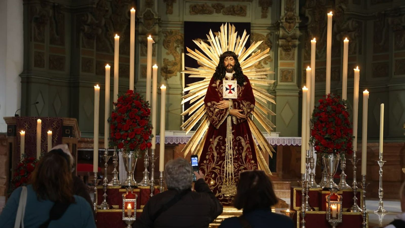 Veneración al Cristo de Medinaceli.