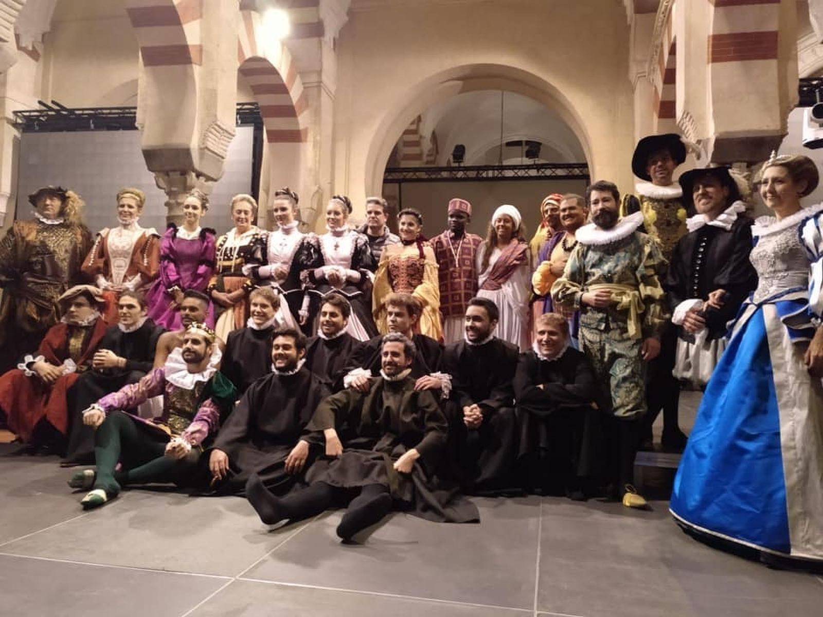 Elenco formado por la Universidad Loyola de Córdoba en la obra El divino impaciente.