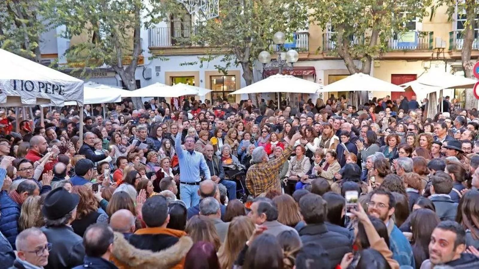 Uno de los momentos durante una zambomba en el centro de Jerez.