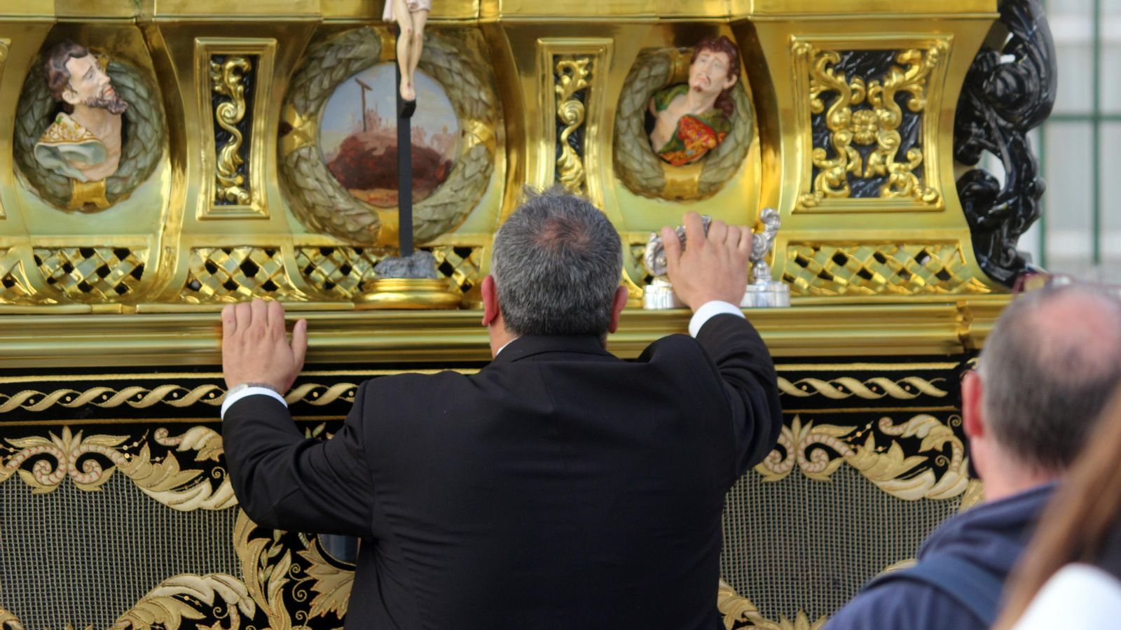 El capataz del paso, Rafael García, ante la nueva canasta que estrenaron este años