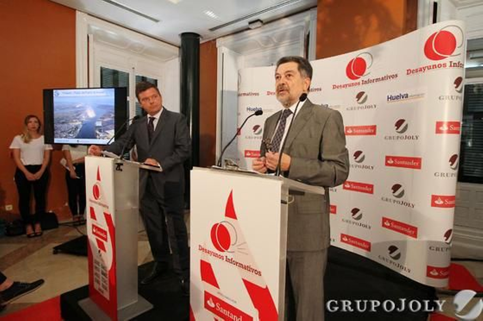 Luis Pérez Bustamante, director de 'Huelva Información', junto con el presidente de la Autoridad Portuaria de Huelva, Javier Barrero. / Fotos: A. Domínguez y Canterla