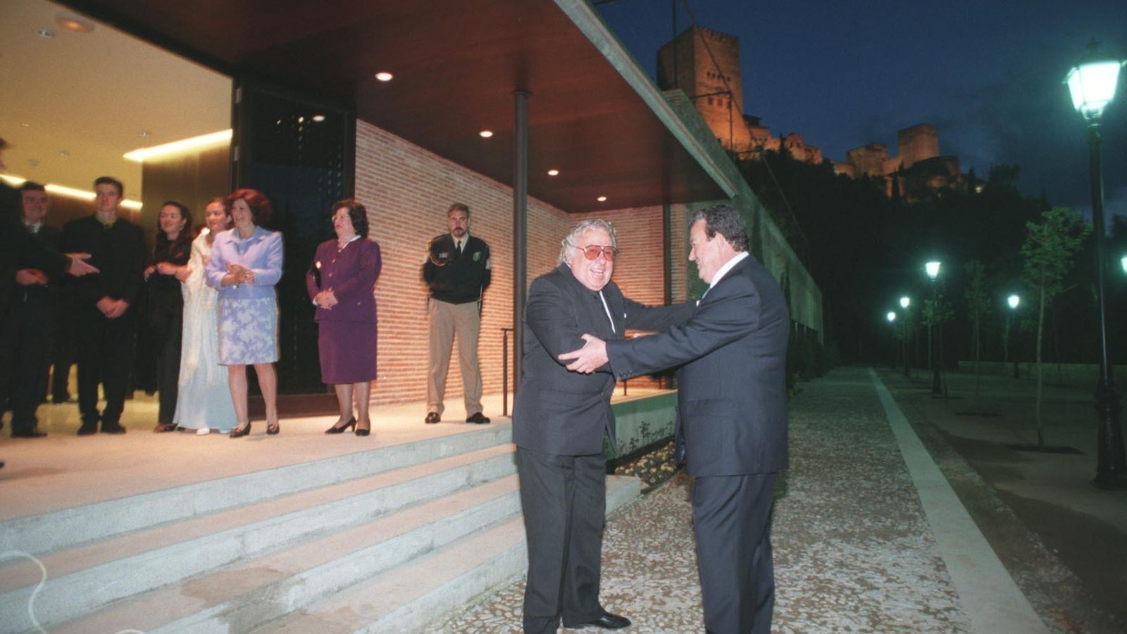 Manuel Gómez y Virgilio Sánchez se chocan la mano ante el nuevo Rey Chico