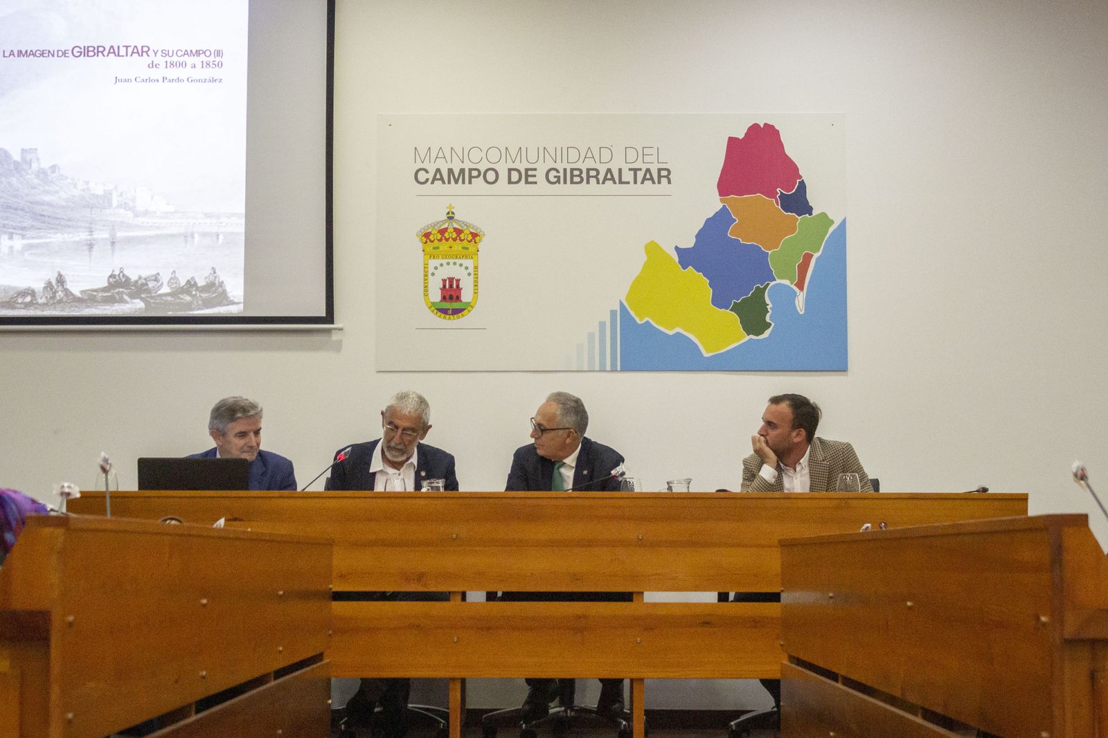 Fotos de la presentación del libro 'La imagen de Gibraltar y su Campo (II). De 1800 a 1850'.