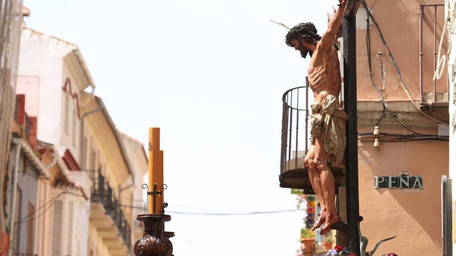 Santísimo Cristo de la Crucifixión a su paso por la calle Peña.
