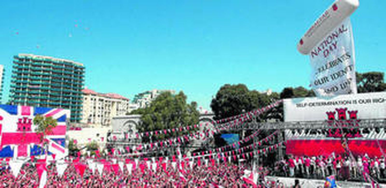 Una marea roja inunda Casemates Square durante el punto álgido de la celebración del Día Nacional de Gibraltar.