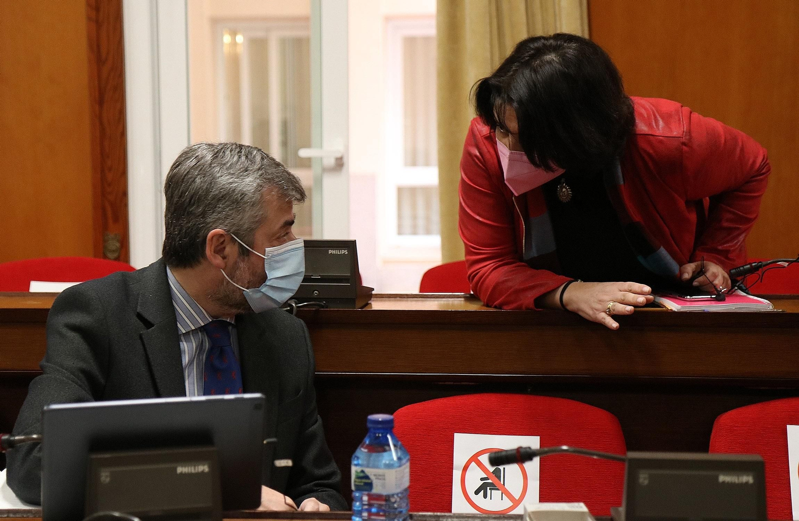 Miguel Ángel Torrico conversa con Eva Timoteo durante un Pleno.