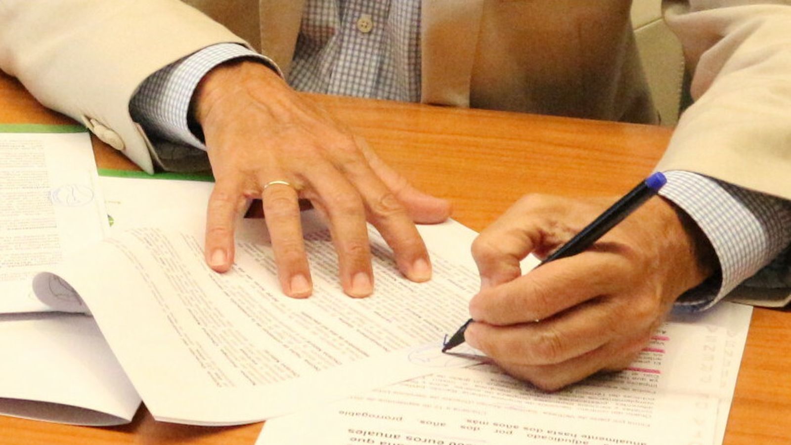 Imagen de archivo de la firma de un contrato.