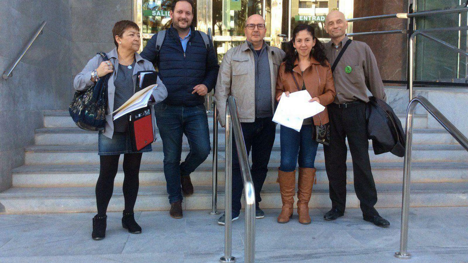 Candidatos de la coalición Unidas Podemos tras inscribirse en la Junta Electoral de Almería