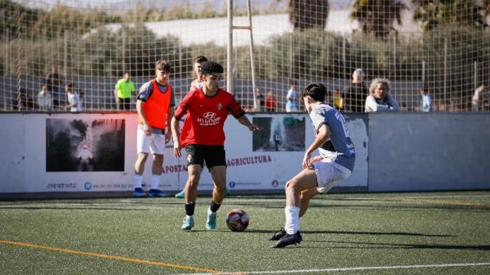Safi busca superar a su rival desde el costado derecho en el duelo contra el Sporting Atlético.