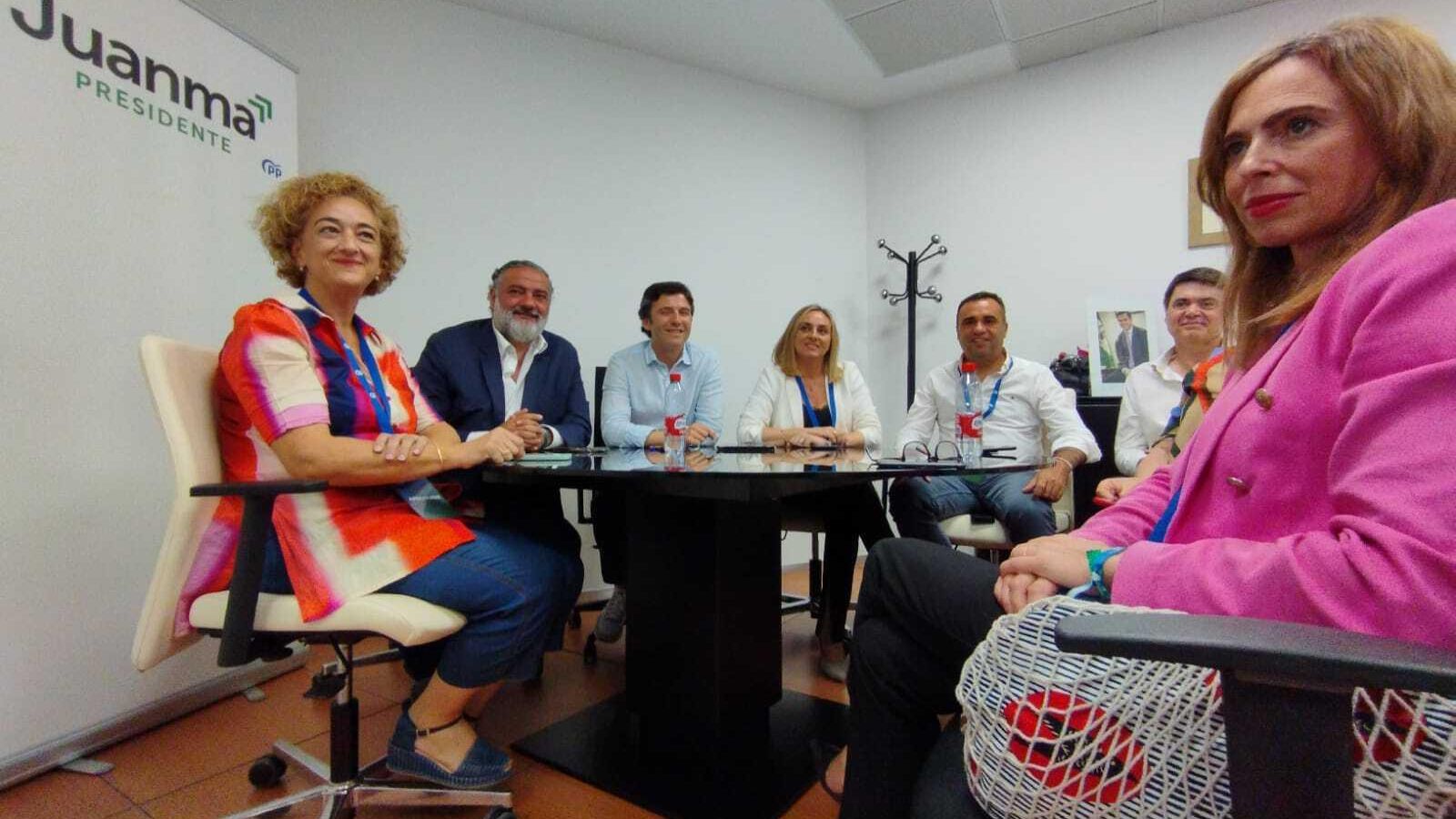 El PP de Granada sigue el escrutinio en una sala de la sede de Andrés Segovia