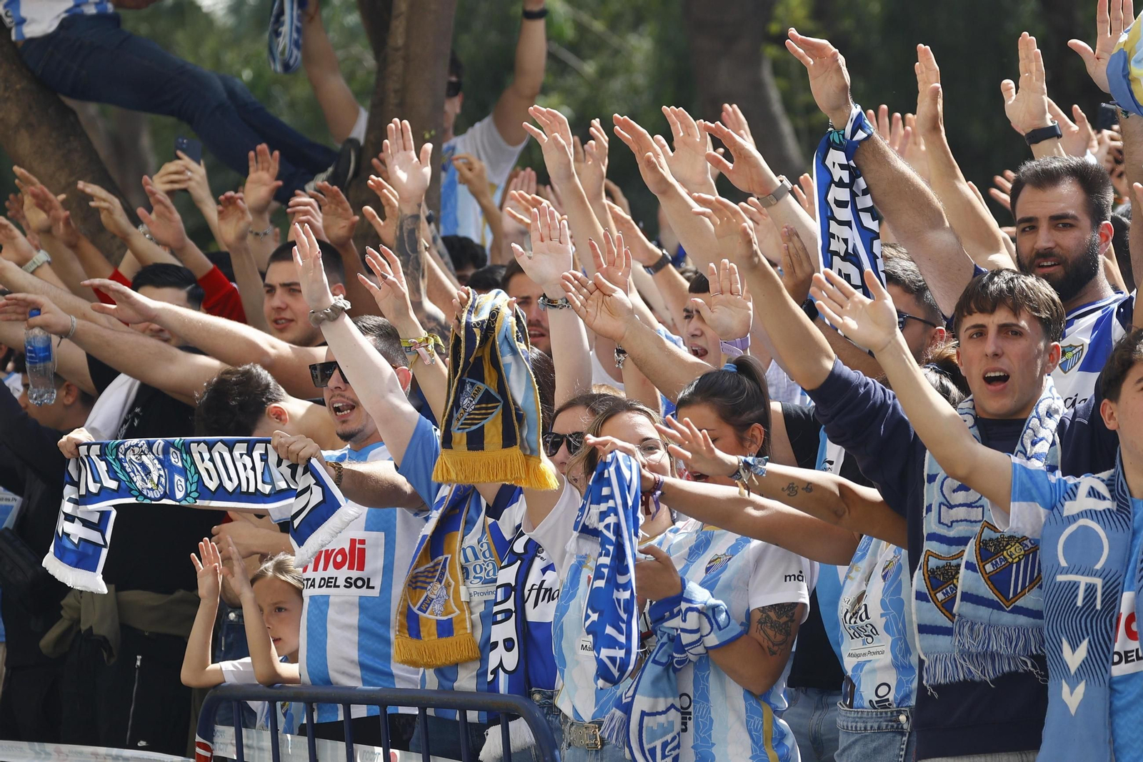 Búscate en las fotos del tremendo recibimiento previo al Málaga CF-Granada