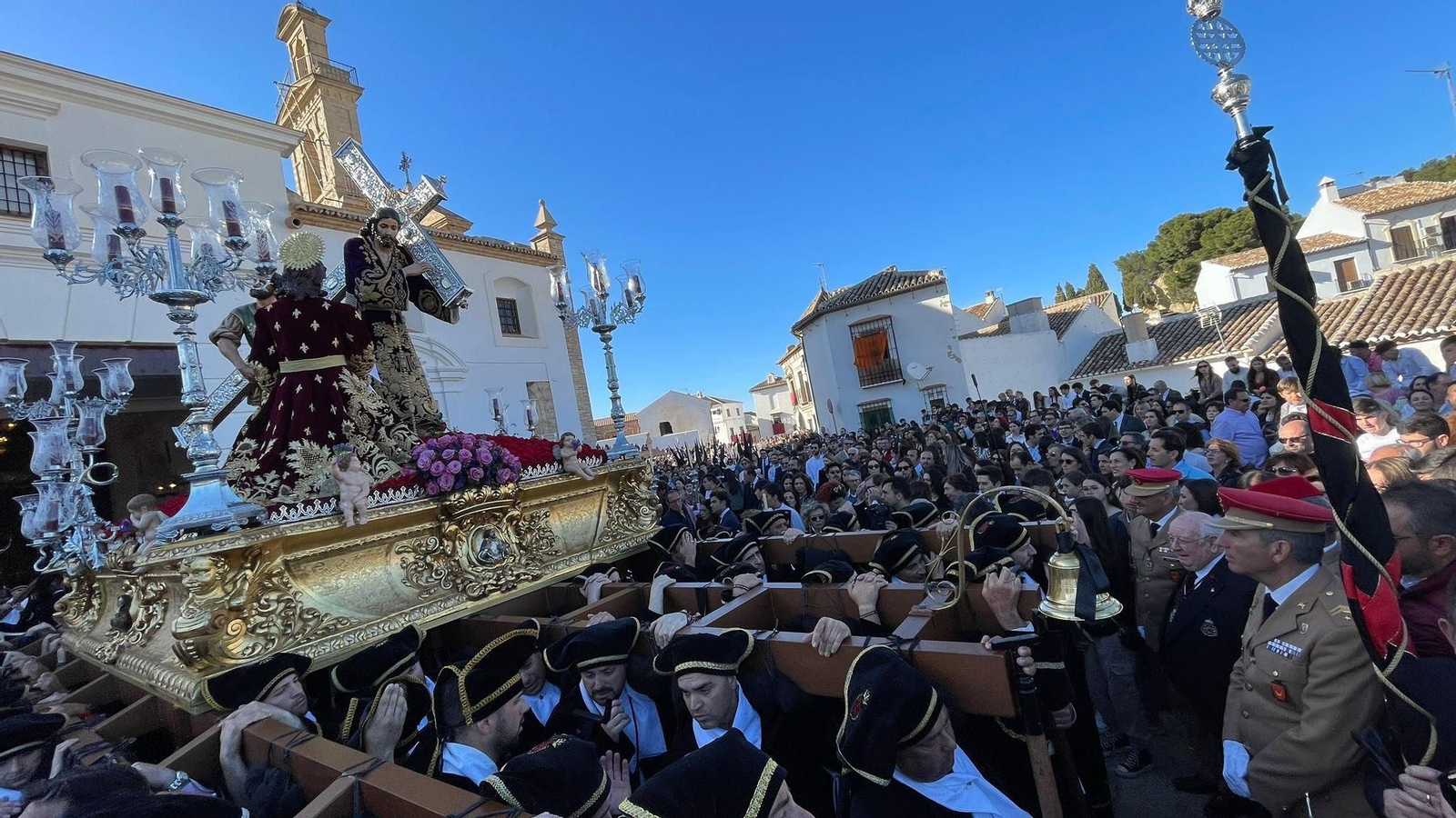 Gran afluencia de público para ver la salida del Nazareno