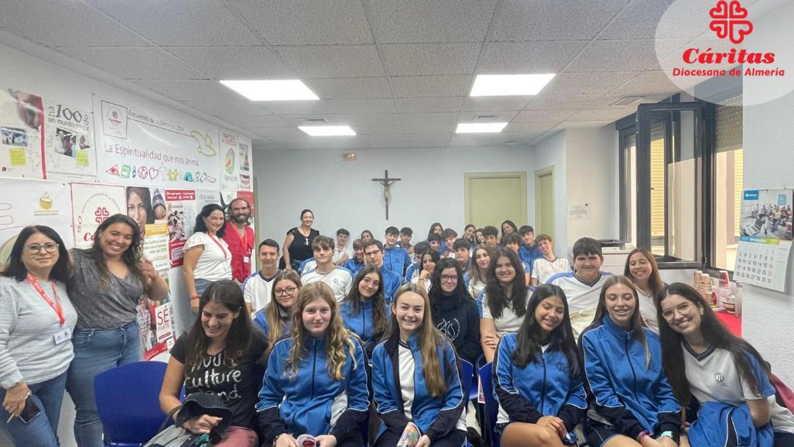 Alumnos del colegio Nuestra Señora del Milagro en la sede de Cáritas Almería.