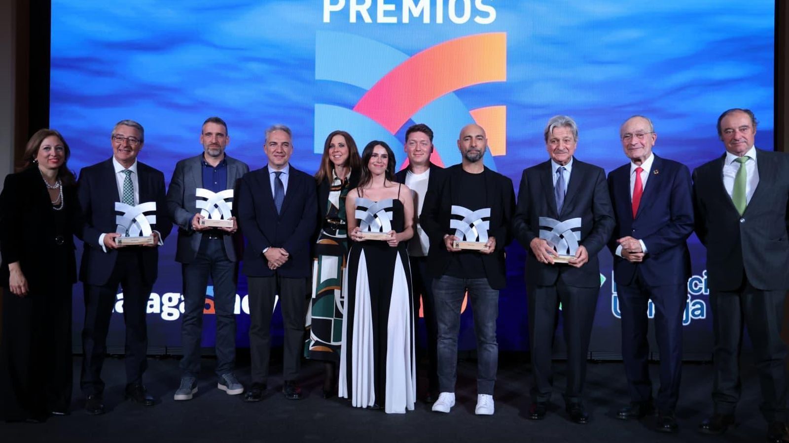 Los premiados, con autoridades.