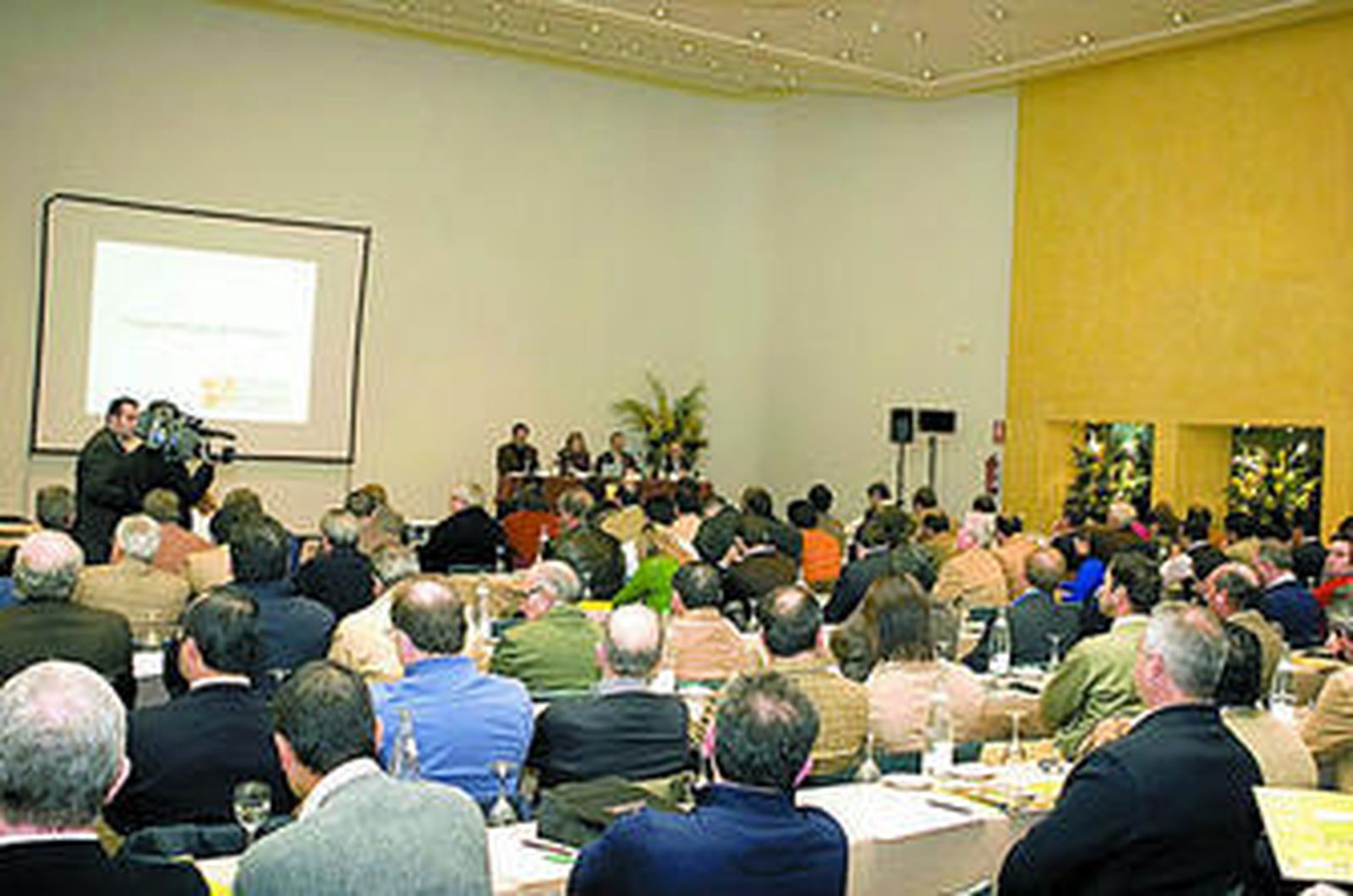 Las diversas ponencias captaron el interés de los casi 200 asistentes que participaron en el evento.