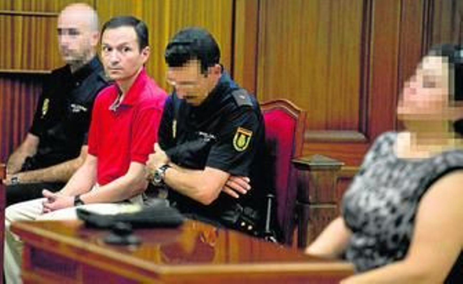 Bretón mira a una de las testigos que declaró ayer.