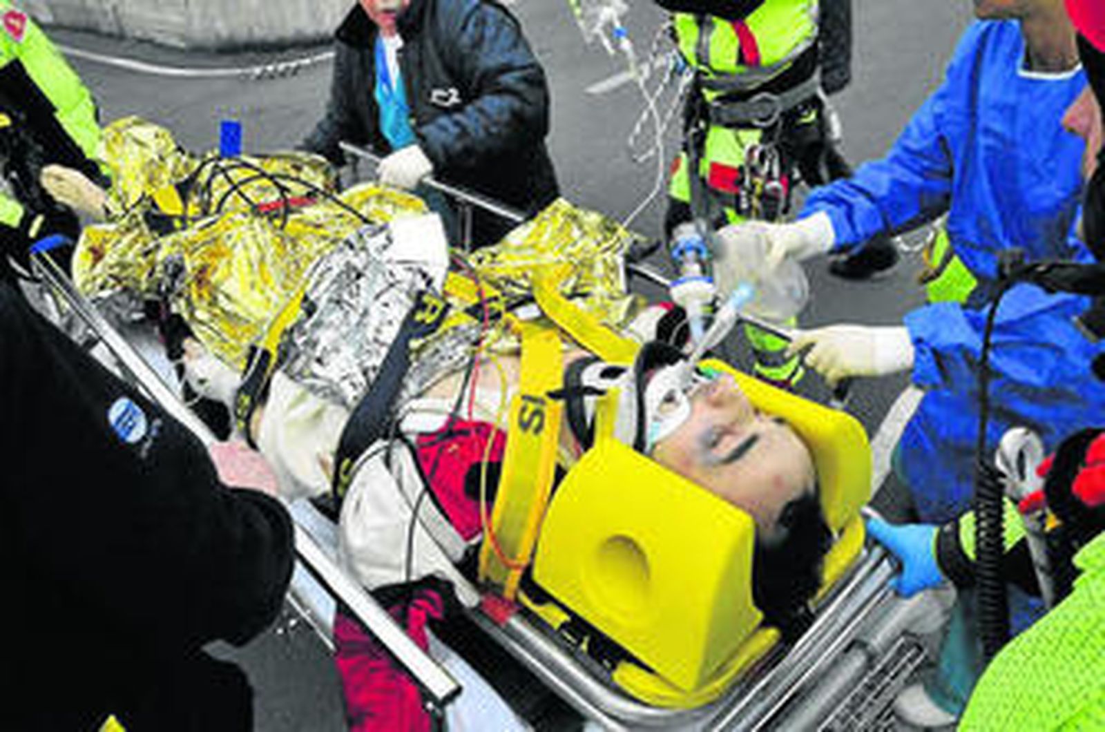 Robert Kubica es trasladado en camilla tras sufrir un grave accidente.