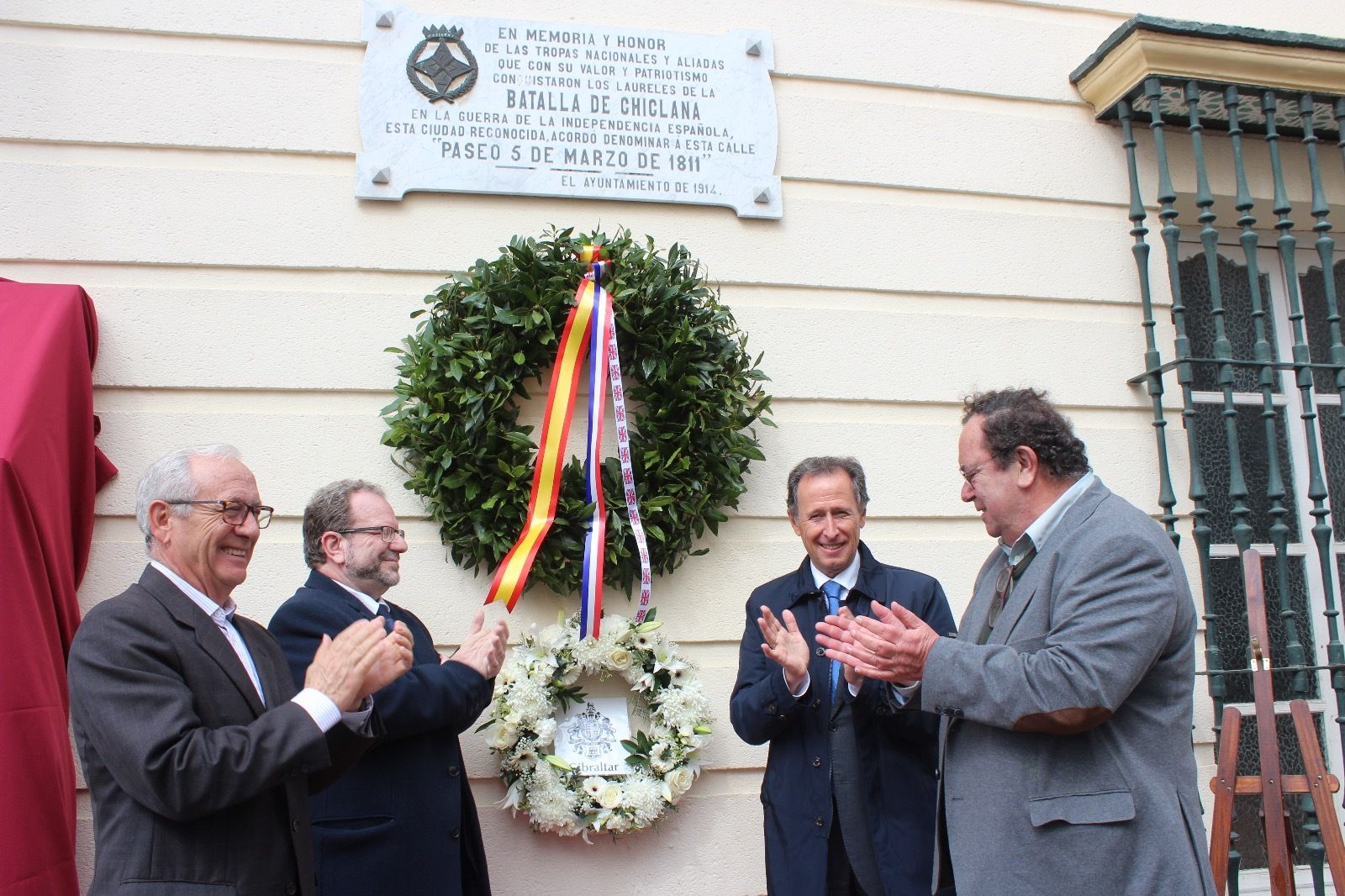 Colocación de coronas en la placa conmemorativa junto a la Biblioteca Municipal.