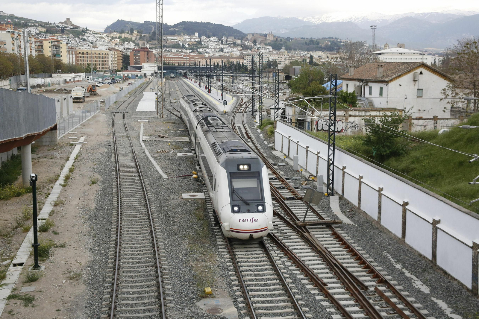 Un tren regional sale de la Estación de Granada