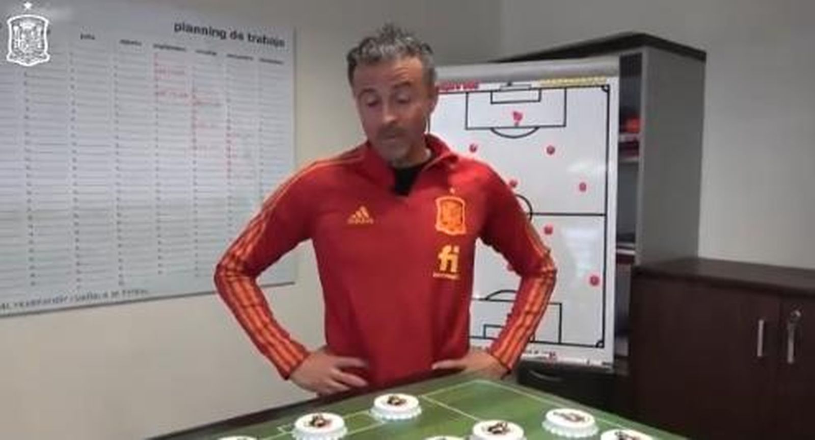 Luis Enrique dando la lista