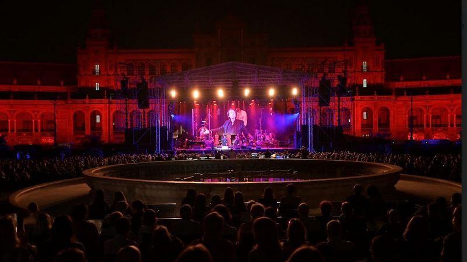 Raphael desde la monumental fuente de la Plaza de España