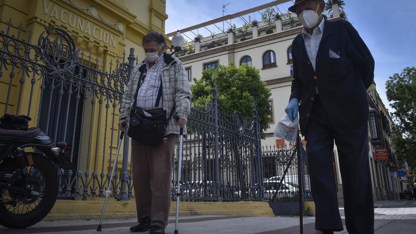 Dos personas mayores con mascarillas.