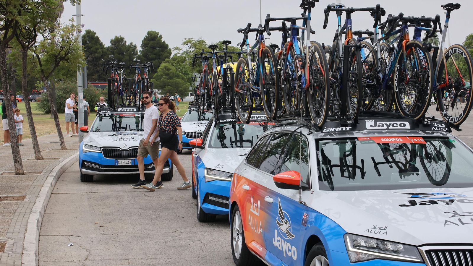 Así fue la salida de la Vuelta España desde Carrefour Sur en Jerez