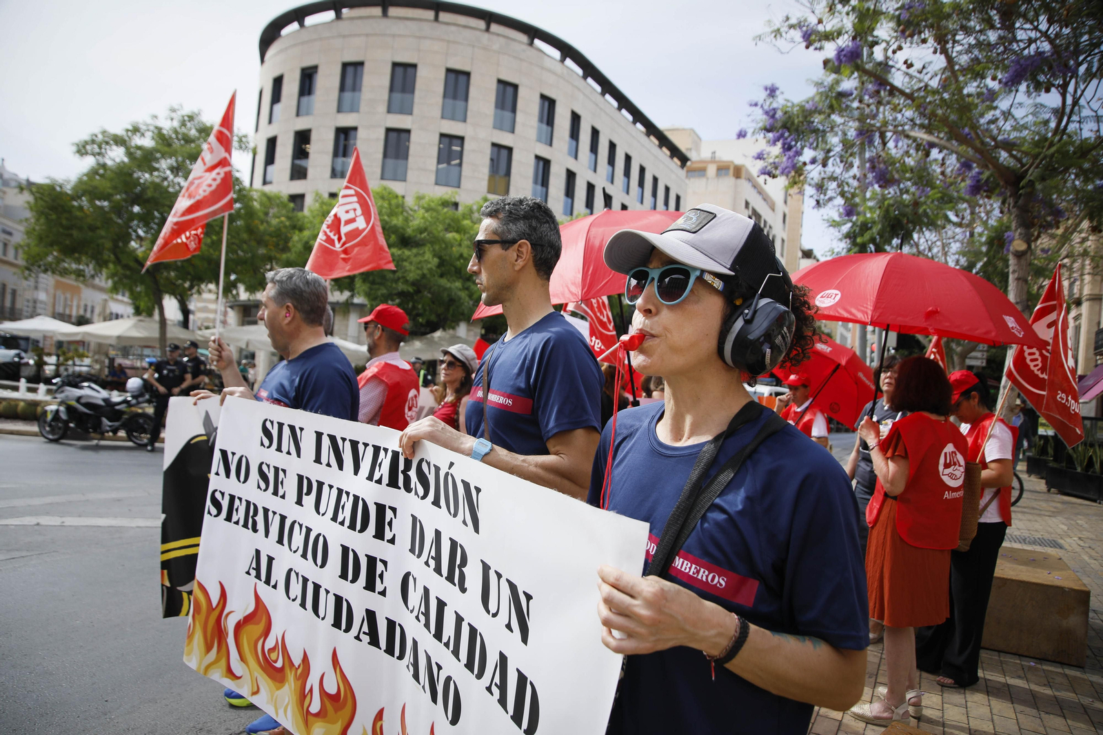 Manifestación de los bomberos quemados de Almería, en imágenes