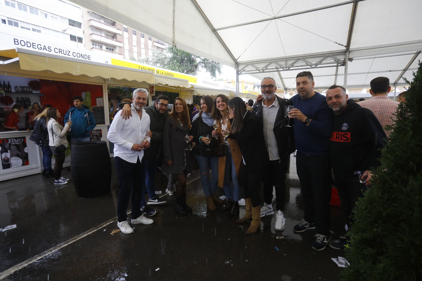 Un grupo de personas posa para 'el Día' en la Cata del Vino.