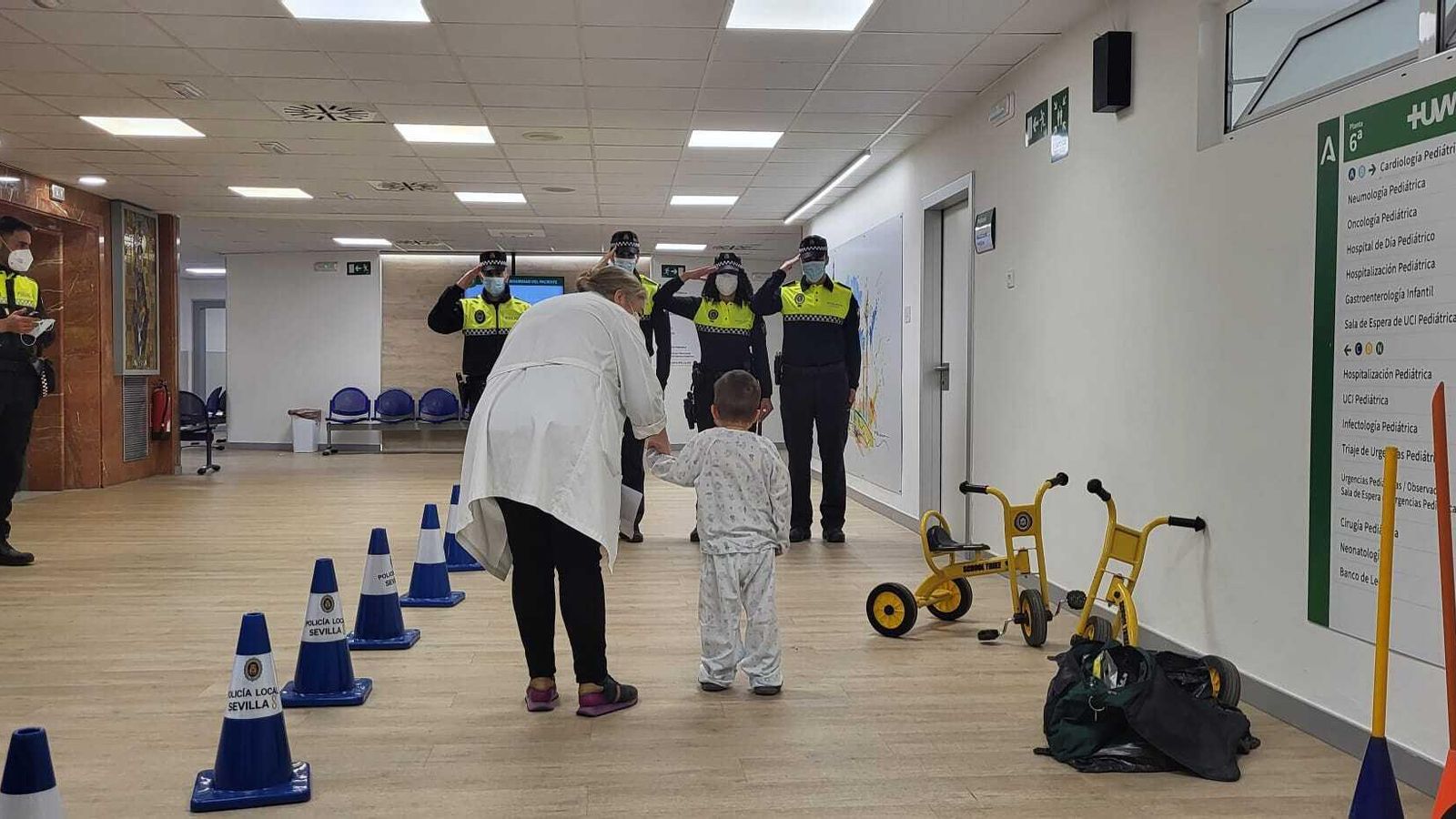 La policía Local durante la actividad con los niños ingresados en el Macarena.