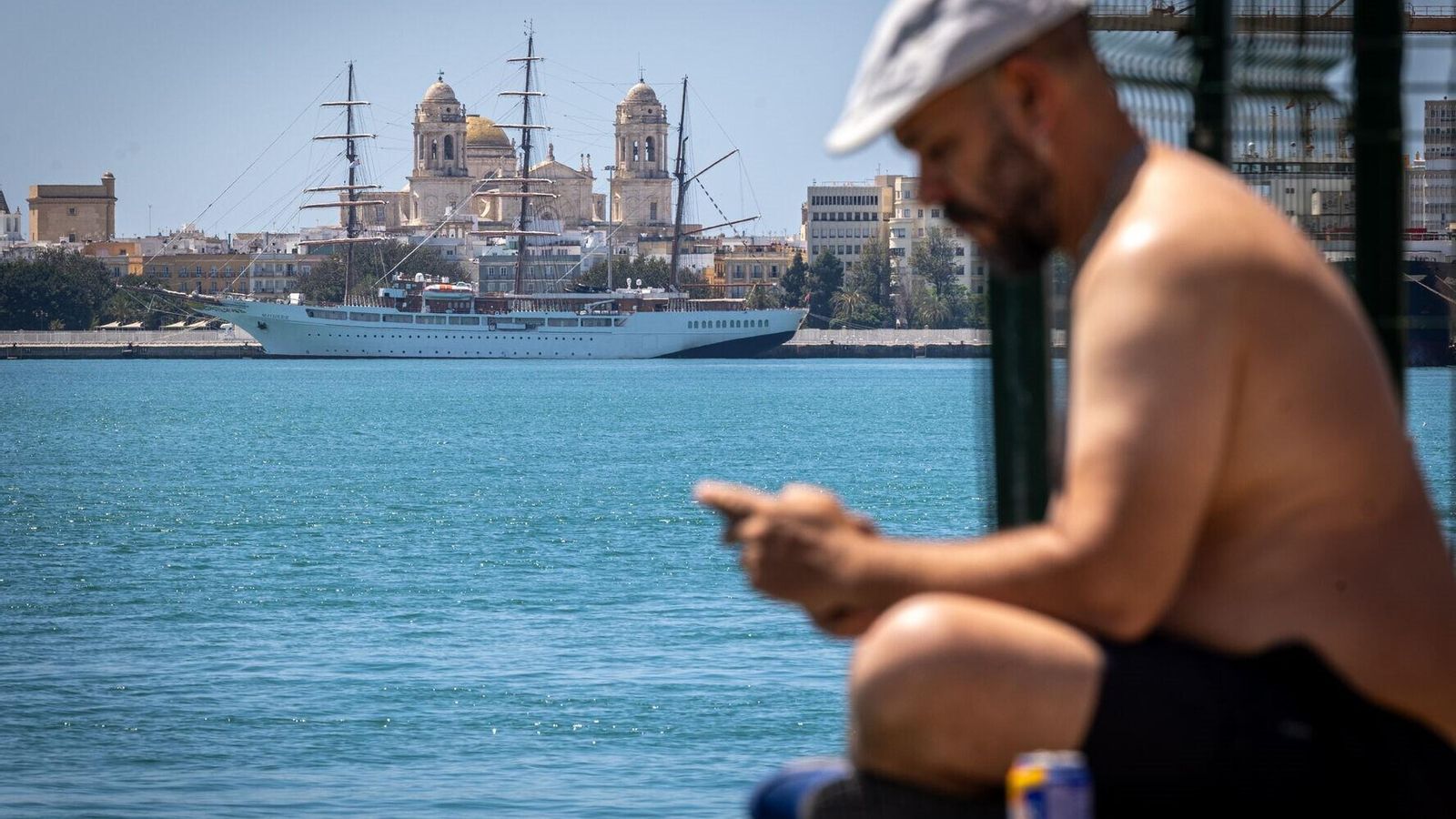Al sol y con el Sea Cloud II de fondo:  Cádiz volvía ayer a recibir en el Muelle Ciudad al siempre singular crucero Sea Cloud II, que siempre resulta peculiar por su consideración como crucero a pesar de lucir varios palos que le permiten hacer parte del trayecto a vela y otra parte a motor. En esta ocasión, el Sea Cloud II llegó con un total de 73 pasajeros a bordo, en su gran mayoría de origen germano.