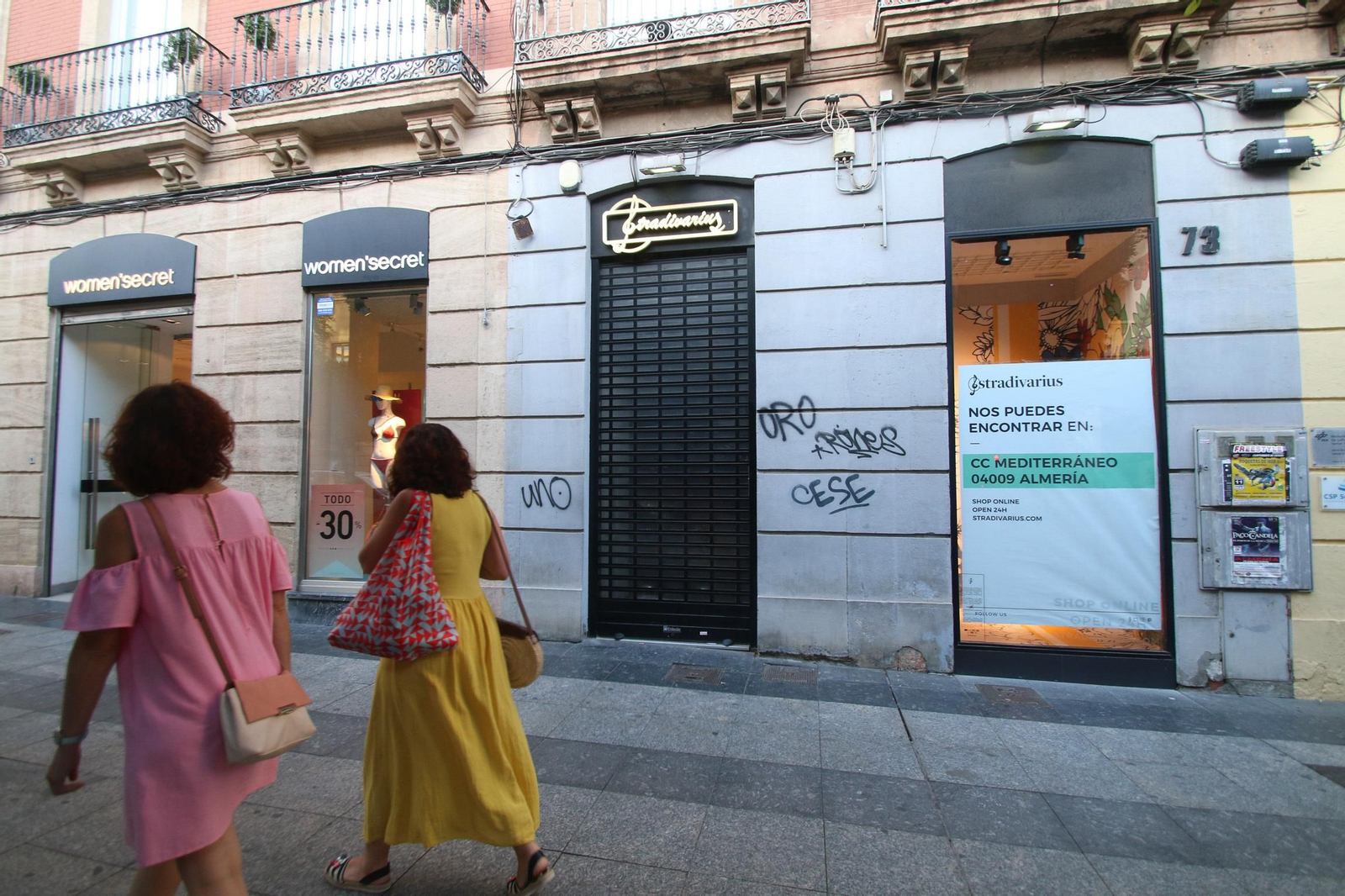 Stradivarius cerró ayer sus puertas en el Paseo de Almería.