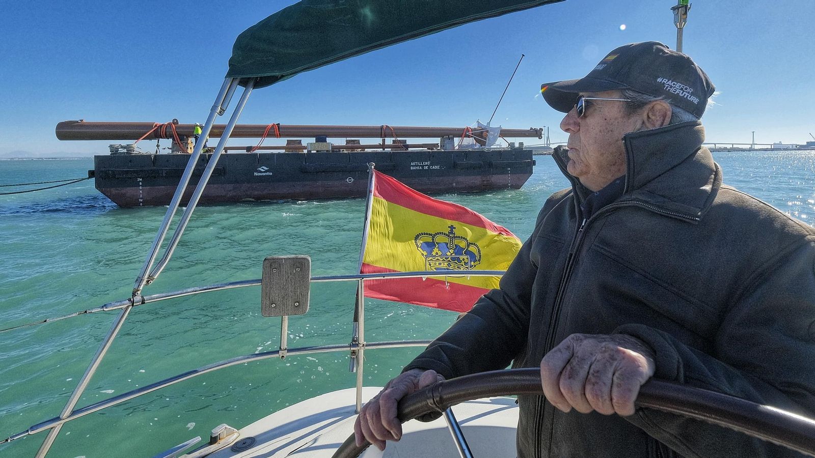 Jose Ramón Pérez Díaz-Alersi capitaneó magistralmente el velero que acercó a este periódico hasta la pontona que trasladó el mástil desde Navantia hasta la Punta de San Felipe de Cádiz