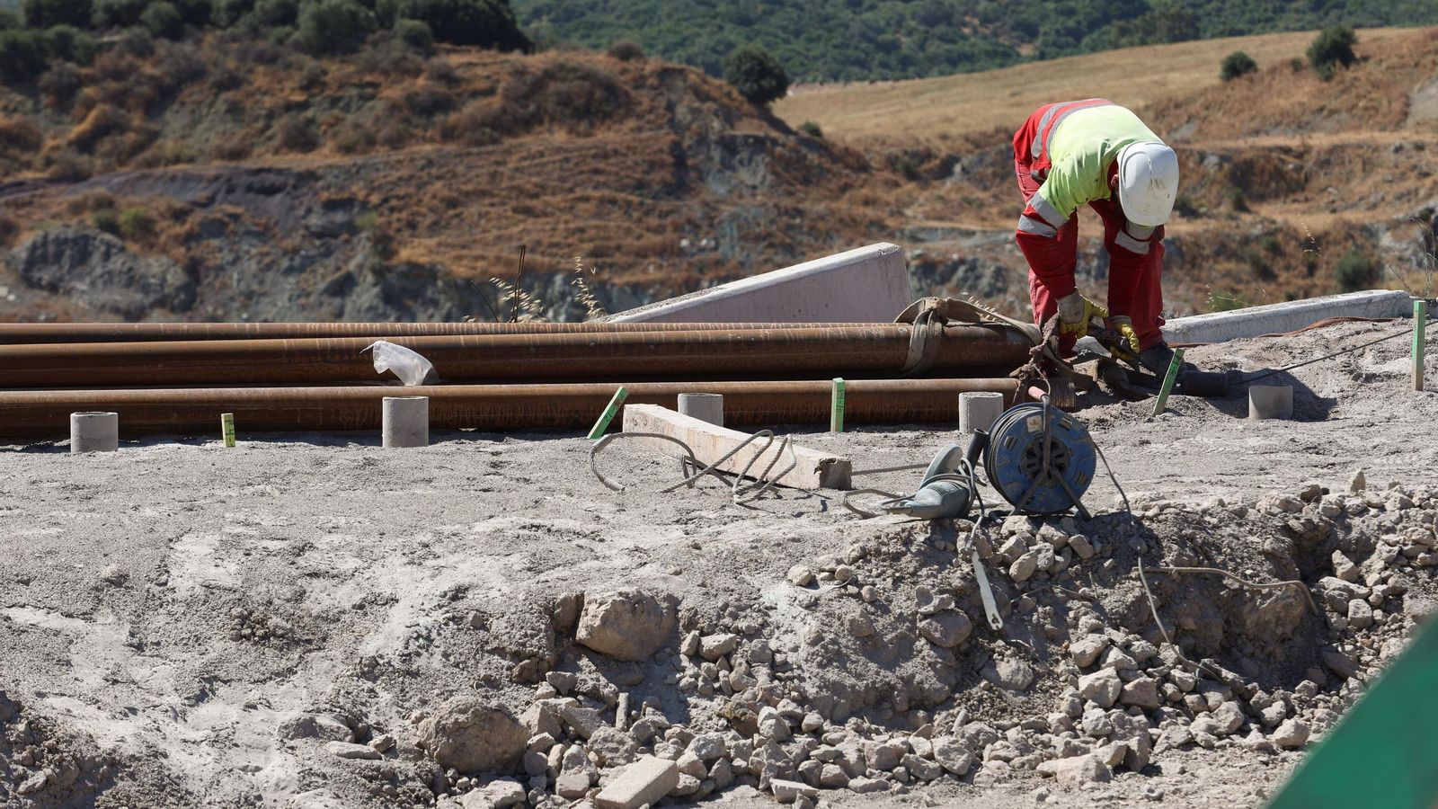 Un trabajador de la construcción en las obras del Acceso Sur a Algeciras.