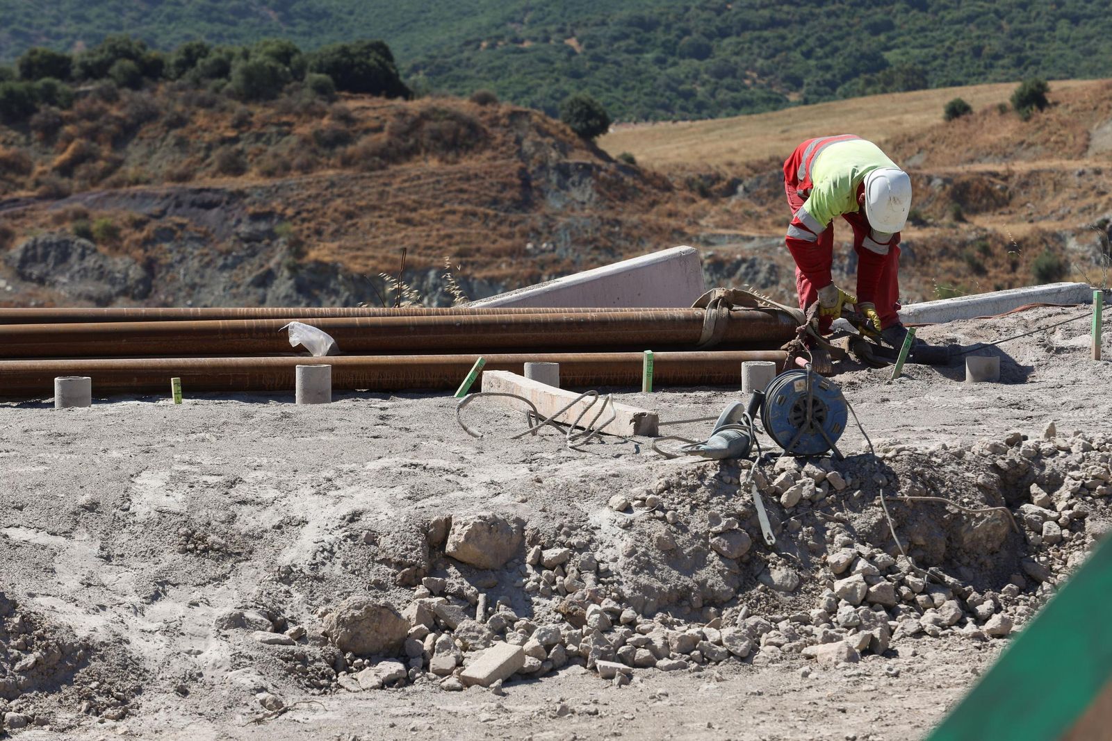 Un trabajador de la construcción en las obras del Acceso Sur a Algeciras.
