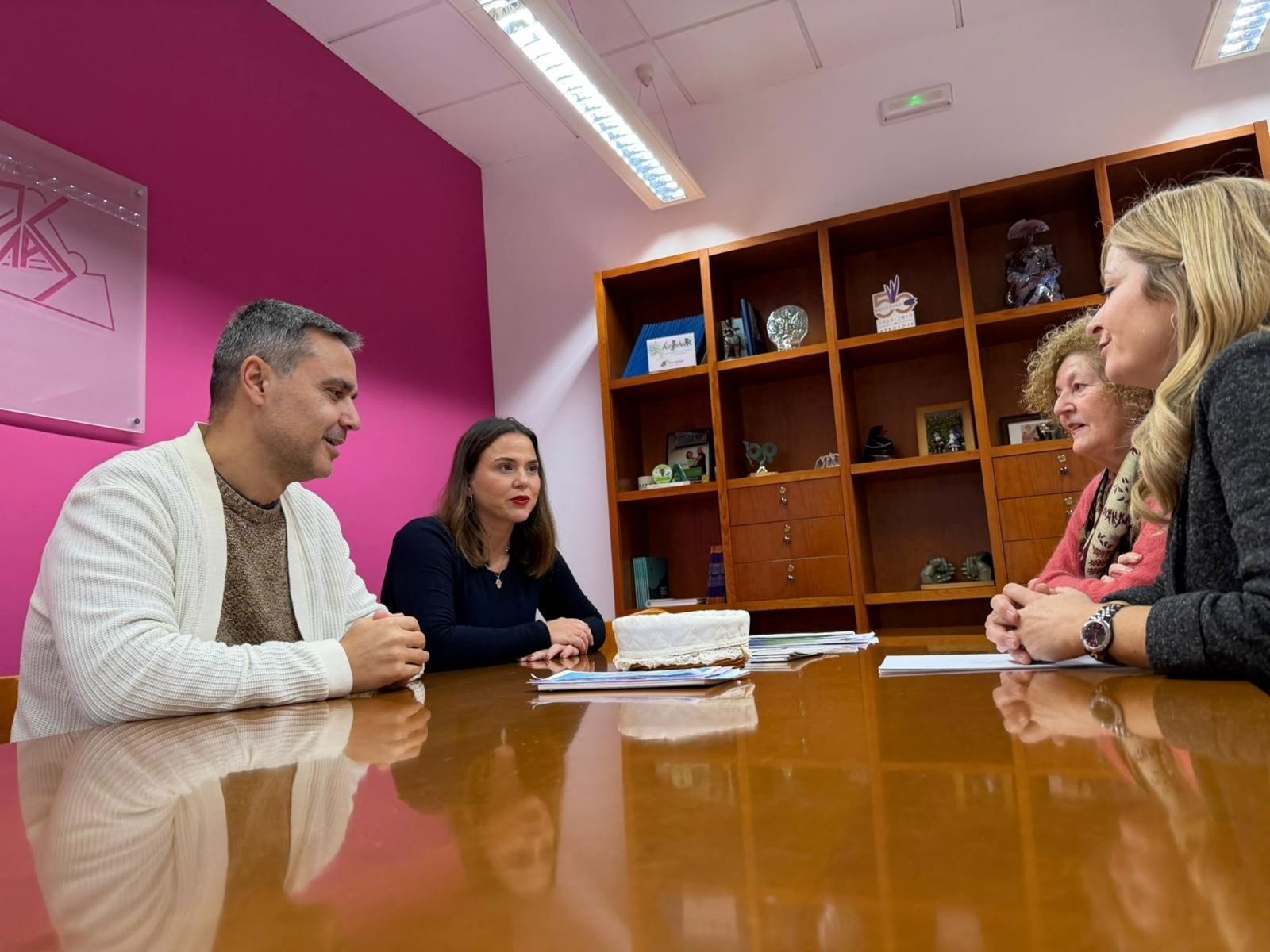 La concejala Ángeles Díaz en una reunión sobre el programa.