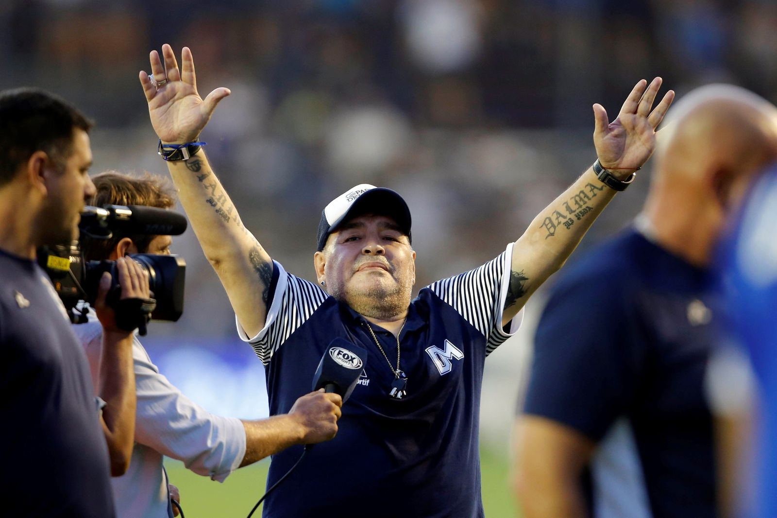 Maradona, festejando un triunfo de su equipo, Gimnasia y Esgrima de la Plata.