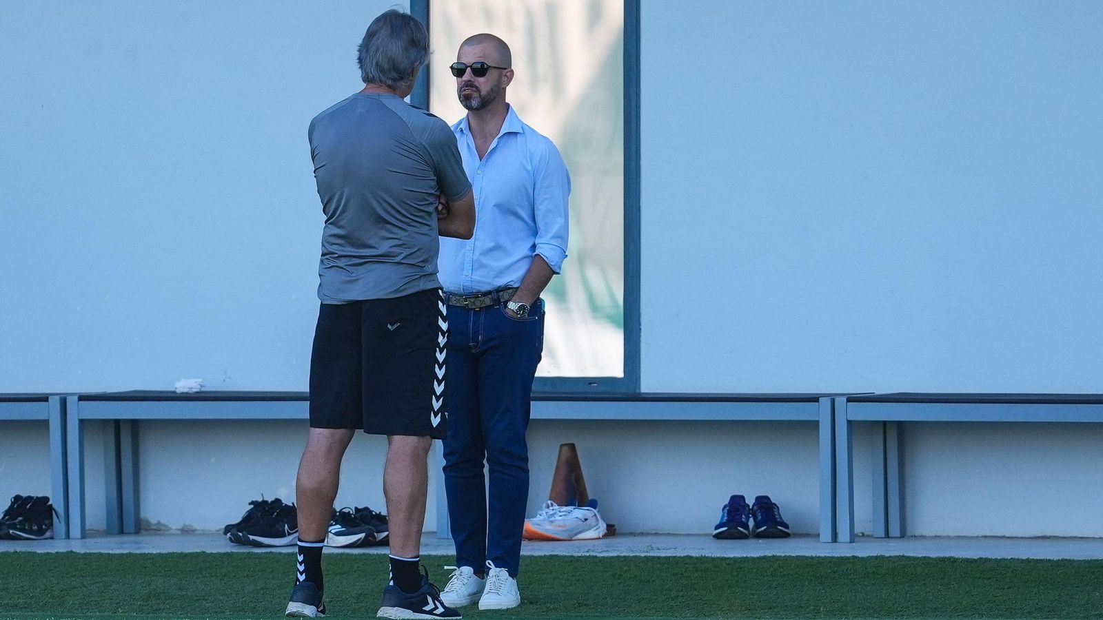 Manu Fajardo dialoga con Manuel Pellegrini en un entrenamiento. Manu Fajardo dialoga con Manuel Pellegrini en un entrenamiento.