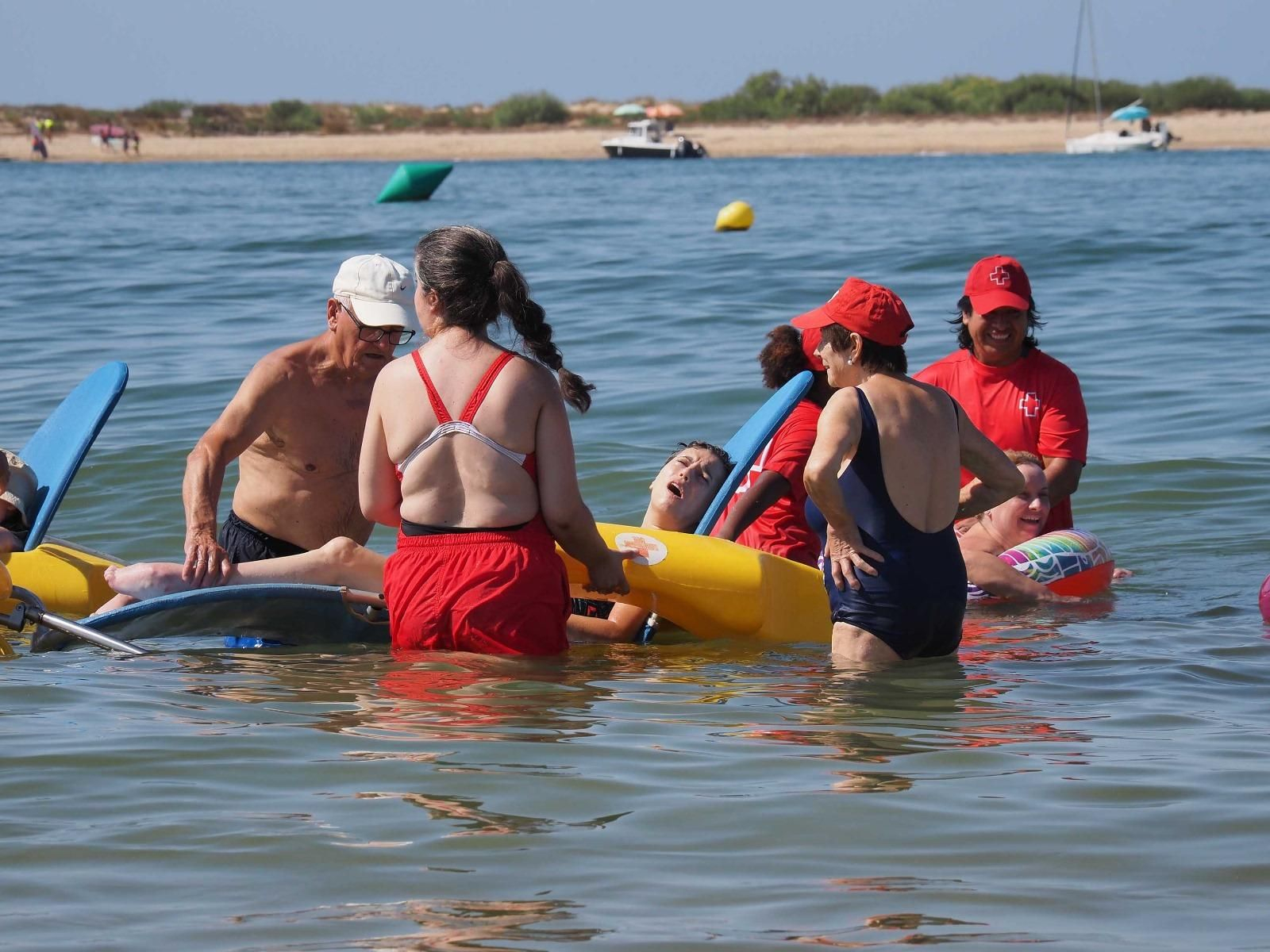 Las mejores imágenes del baño sin fronteras de Cruz Roja en la playa de Cartaya