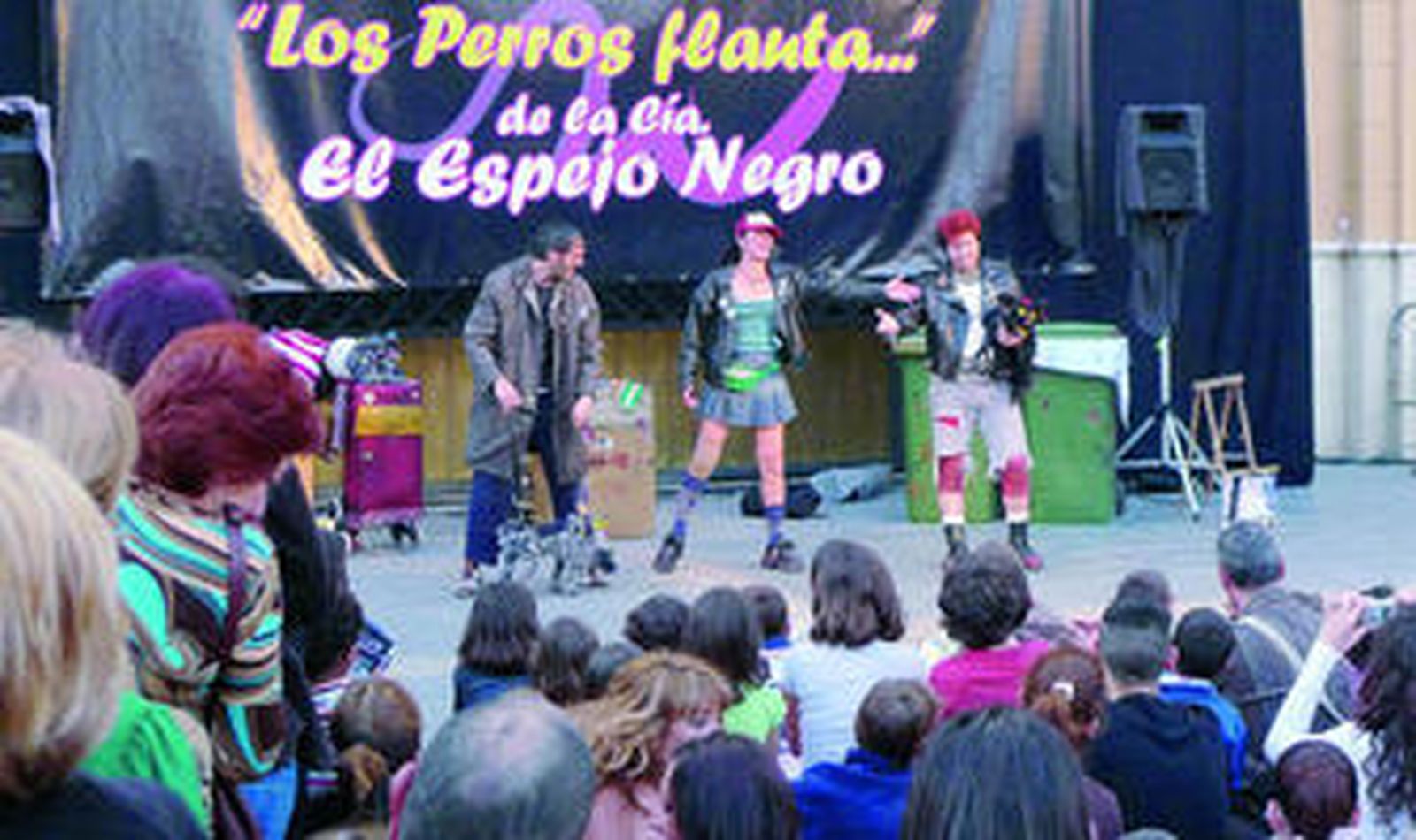 La compañía El Espejo Negro, en la noche del sábado, durante la representación de 'Los perros flauta'.